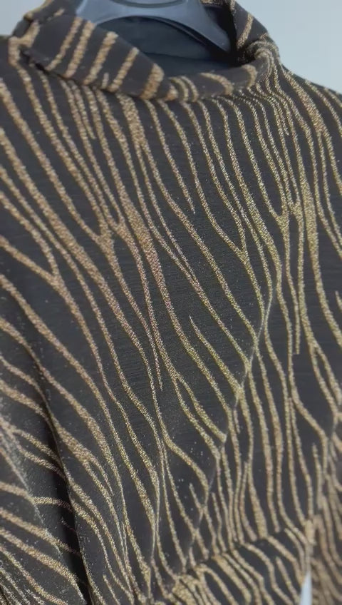 Abito corto oro con maniche lunghe e collo alto
Tessuto morbido molto elastico
Abito perfetto per le feste,per serate,compleanni 